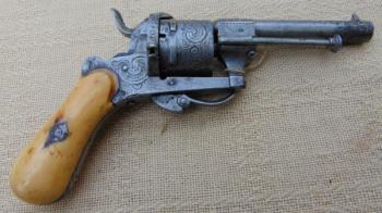 Revolver  Lefauxe  Revolver  Lefauxe