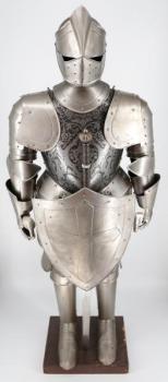 Plná plátová zbroj s medůzou Plná plátová zbroj s medůzou